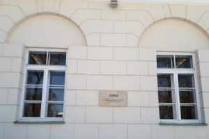 Memorialinė-lenta-A.M.Brazauskui-Prezidentūroje-Vilniuje-2018-02-16-360x250