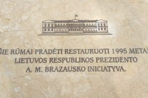 Memorialinė-lenta-A.M.Brazauskui-Prezidentūroje-Vilniuje-360x250