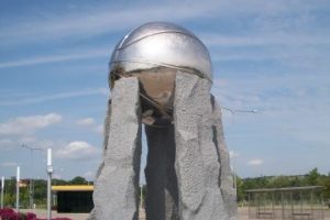 Skulptoriaus Tado Gutausko sukurta skulptūra krepšiniui Vilniuje prie Siemens arenos 3